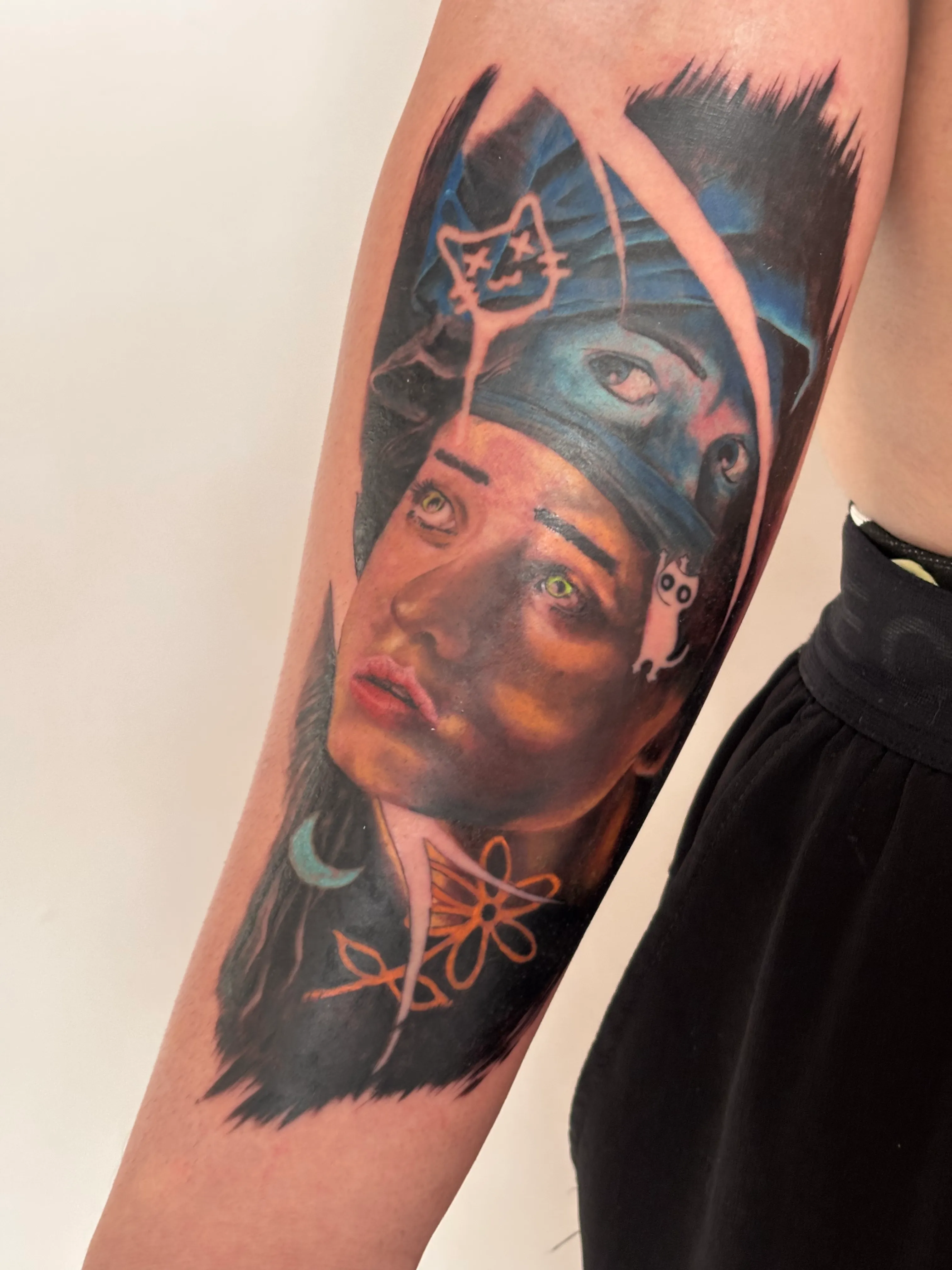 Detalle de tatuaje a color